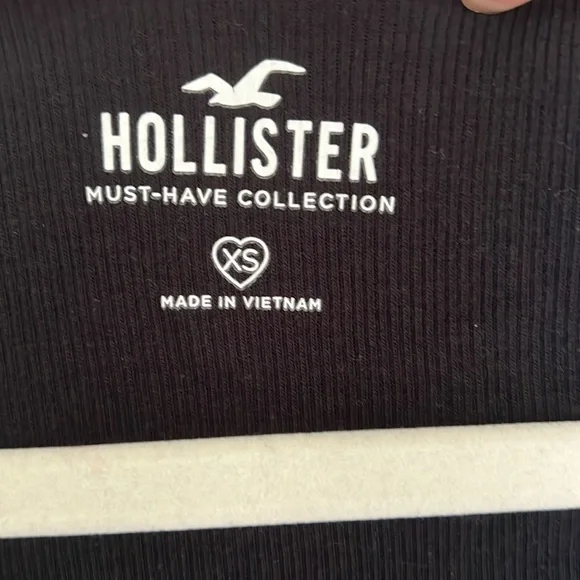 Cropped black must have Hollister tee. - Picture 2 of 3